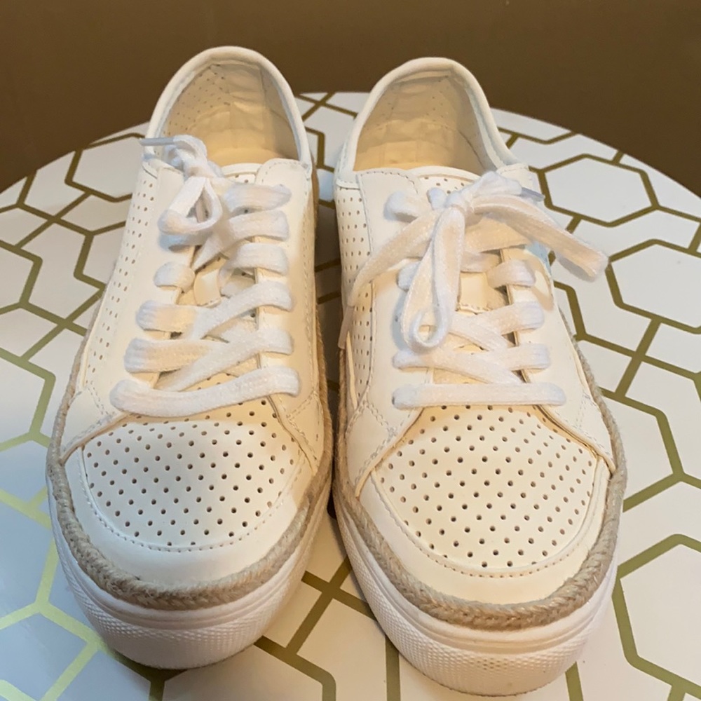 Flat casual sneakers